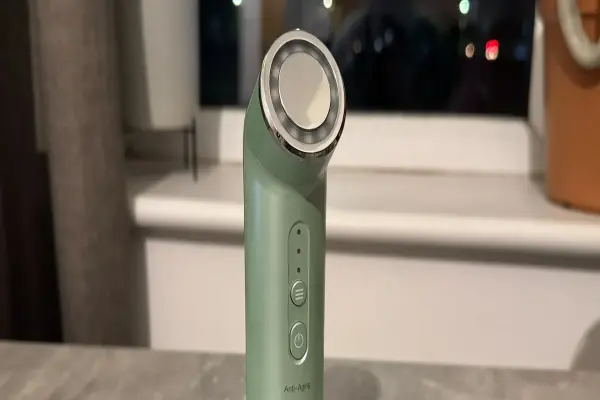 Cây đèn trị liệu rung này là phần tuyệt vời nhất trong quy trình chăm sóc da của tôi — và nó đã giúp cải thiện tình trạng mụn của tôi.